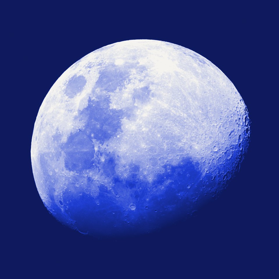 La Luna en fase gibosa, fotografiada con telescopio